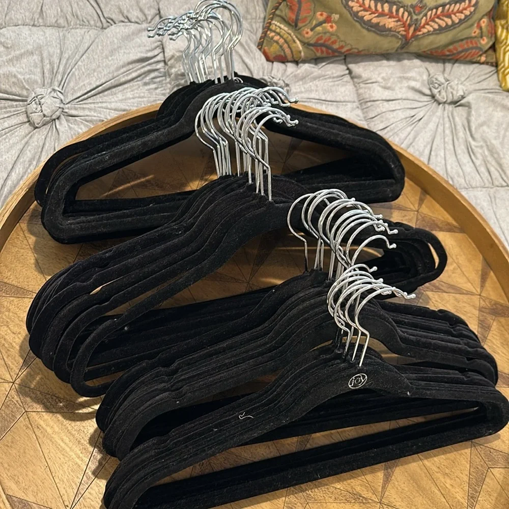 Hangers with flocked velvet finish - set of 30